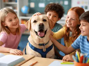 Schulhund im Klassenzimmer: Freundlicher Labrador wird von Grundschulkindern gestreichelt und sorgt für eine entspannte Lernatmosphäre im Unterricht.