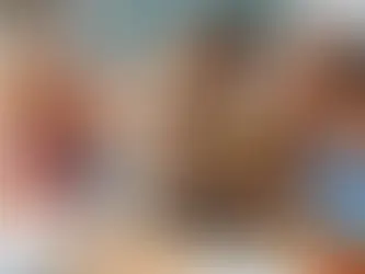 Schulhund im Klassenzimmer: Freundlicher Labrador wird von Grundschulkindern gestreichelt und sorgt für eine entspannte Lernatmosphäre im Unterricht.