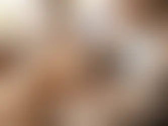 Therapiehund im Einsatz bei einer älteren Person im Pflegeheim – ruhige und vertrauensvolle Interaktion zwischen Mensch und Hund