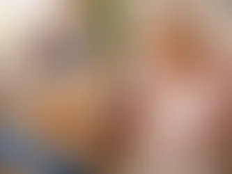 Besuchshund im Seniorenheim: Ältere Frau streichelt einen freundlichen Golden Retriever während eines Besuchshund-Einsatzes in einer Pflegeeinrichtung.