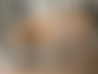 Hund trinkt auffällig viel Wasser aus einem Napf in der Wohnung. Der Hund steht vor dem Wassernapf und zeigt damit ein mögliches Anzeichen für vermehrten Durst (Polydipsie), wie er unter anderem beim Cushing-Syndrom beim Hund auftreten kann. Das Bild symbolisiert die Bedeutung, Trinkverhalten zu beobachten und Veränderungen frühzeitig abzuklären.