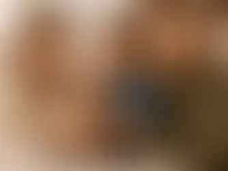 Familie mit Kind hält gemeinsam einen kleinen Welpen im Wohnzimmer – Beispiel für die Entscheidung, einen Hund als neues Familienmitglied aufzunehmen.