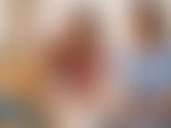 Therapiehund im Einsatz: Golden Retriever mit Therapiehund-Weste wird von einer Patientin und einer Pflegekraft in einer ruhigen therapeutischen Umgebung gestreichelt.