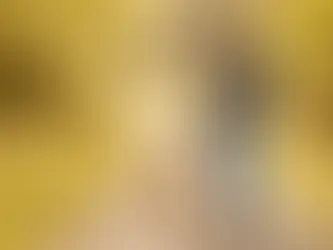 Hund läuft entspannt an lockerer Leine neben seiner Halterin auf einem Waldweg – Beispiel für ruhige und harmonische Leinenführigkeit beim Spaziergang.