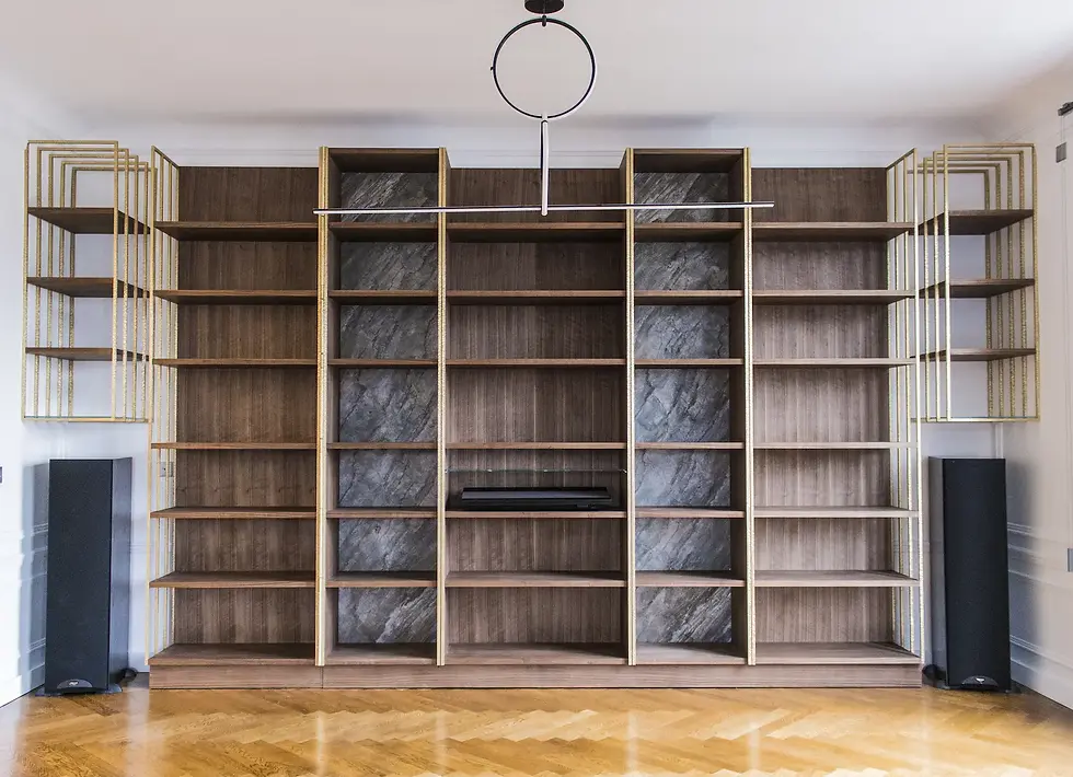 Bibliothèque sculpturale en noyer américain et laiton texturé, intégrant un passage secret dissimulé.