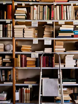 404 Media siguió el rastro de un envío de libros raros. Terminó en un centro de entrenamiento de IA de Amazon.