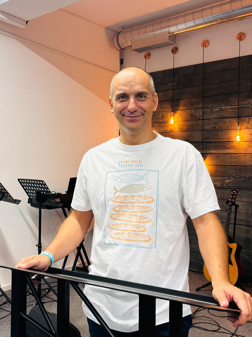 Majica Budimo realni očekujmo čuda