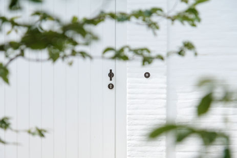 Projectfotografie voor Kenneth Dumon Schilderwerken • Gevelbekleding • Buitenmuren behandeld met witte kalei.