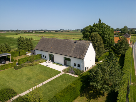 Projectfotografie voor Deco Gallez • Schilderwerken • Gevelbekleding • Buitenmuren behandeld met witte kalei. • Hooglede