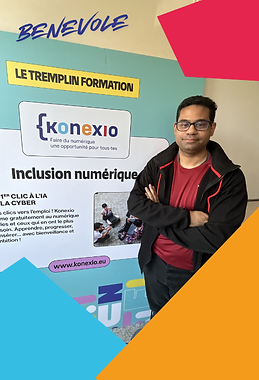 Joe-Freddy bénévole Konexio souriant pose devant une affiche Konexio Le tremplin formation