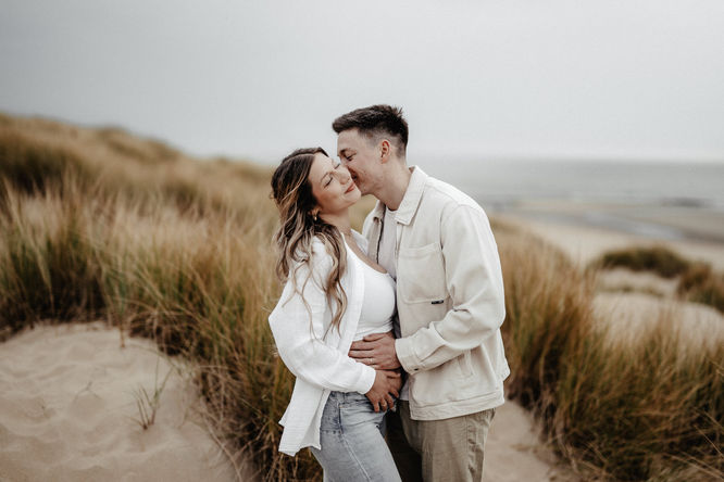 kirasteinfotografie.de_babybauchshooting_strand_fotografie_schwangerschaft-103