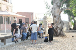 סיור מומחז במתחם התחנה