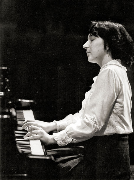 Op zondag 13 juli ( in het kader van het ZomerFestival Klassiek) geven auteur Lex Bohlmeijer en ik een muzikale boekpresentatie van ''Muziek is een hart dat alles weet''. Dit evenement is een waardevolle aanvulling op het festival, waar zes pianotalenten masterclasses volgen en concerten geven.