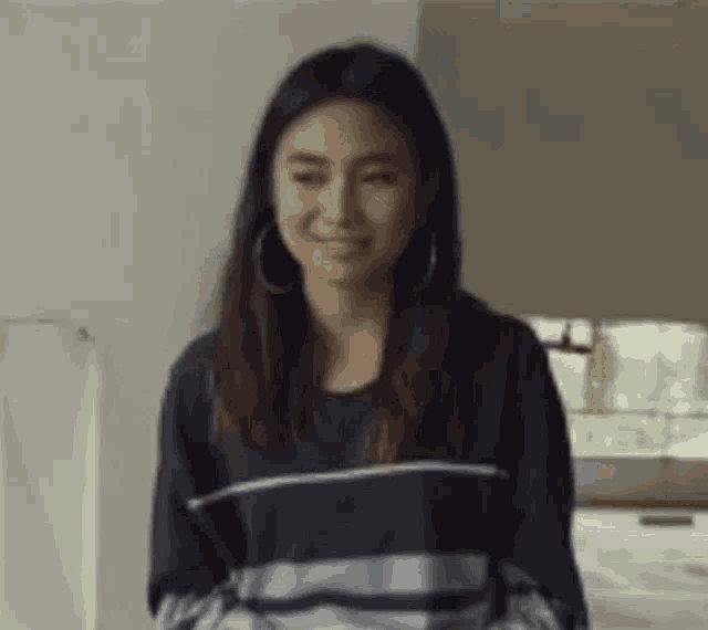nicole-zefanya-niki.gif