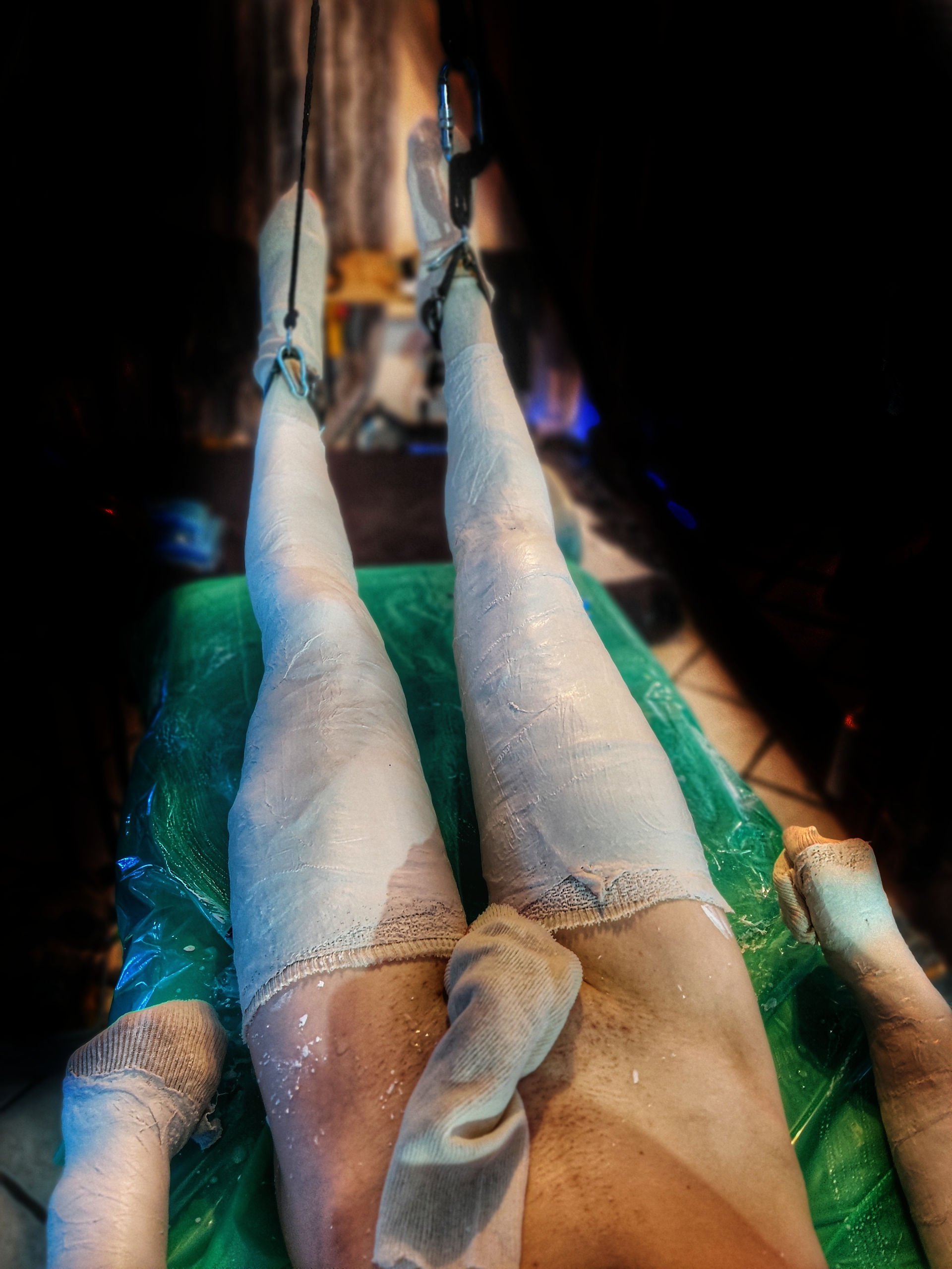 Jambes bandées et suspendues, séance de BDSM médical par Maîtresse Lydi à Lyon