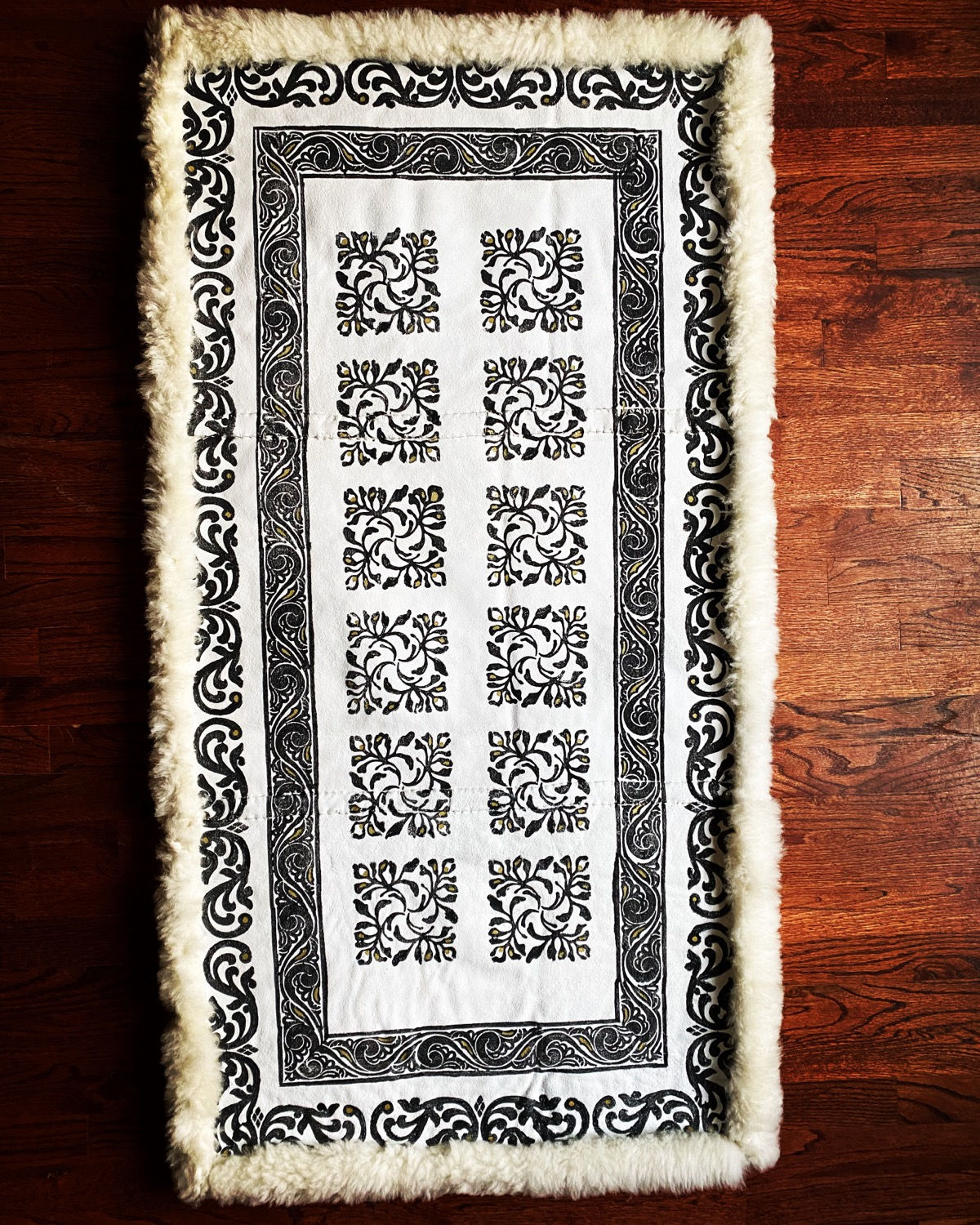 Skinnfell - Sheepskin coverlet