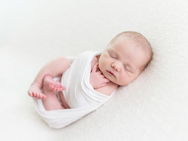 What Should You Bring to Your Studio Newborn Session? A Complete Checklist for New Parents