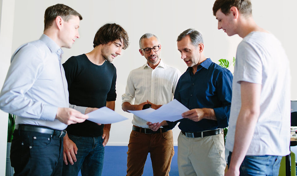 Team bespricht Dokumente, Projektbesprechung