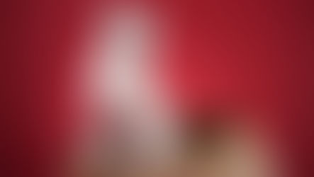 Kedilerde sesli iletişim konusunu anlatmak üzere açık renkli genç kedi bir sepette yarısı dışarıda patilerini dayamış bağırıyor.