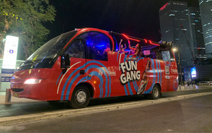 הפקה של טובורג - עמדת דיגיי על אוטובוס המסיבות עם דיילים ודיילות בסבב ברים מסיבתי