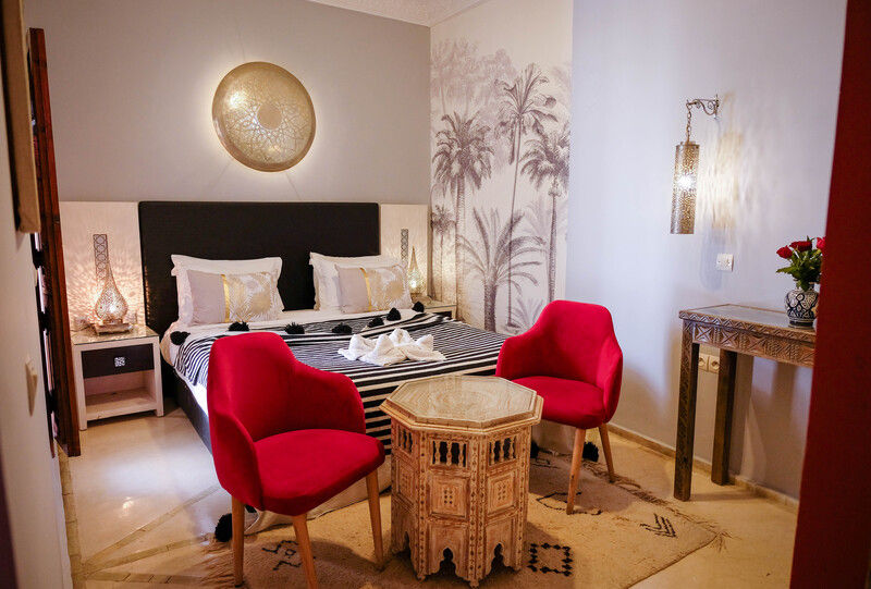 Deluxe suite avec salon, coin salon avec frigo, salle de bain privative. Riad Nirvana Marrakech