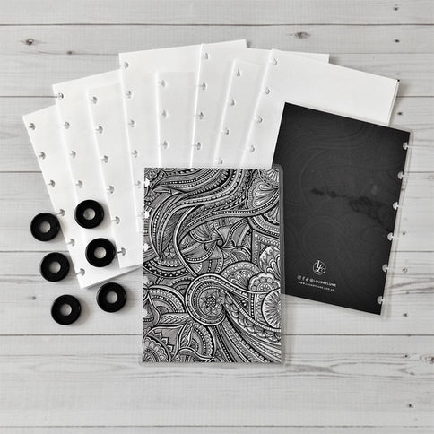 Elementos sueltos del libro, tapas, discos, sobre, señalador y hojas internas.