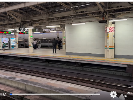 段差ある新幹線車両が東京駅から発車した