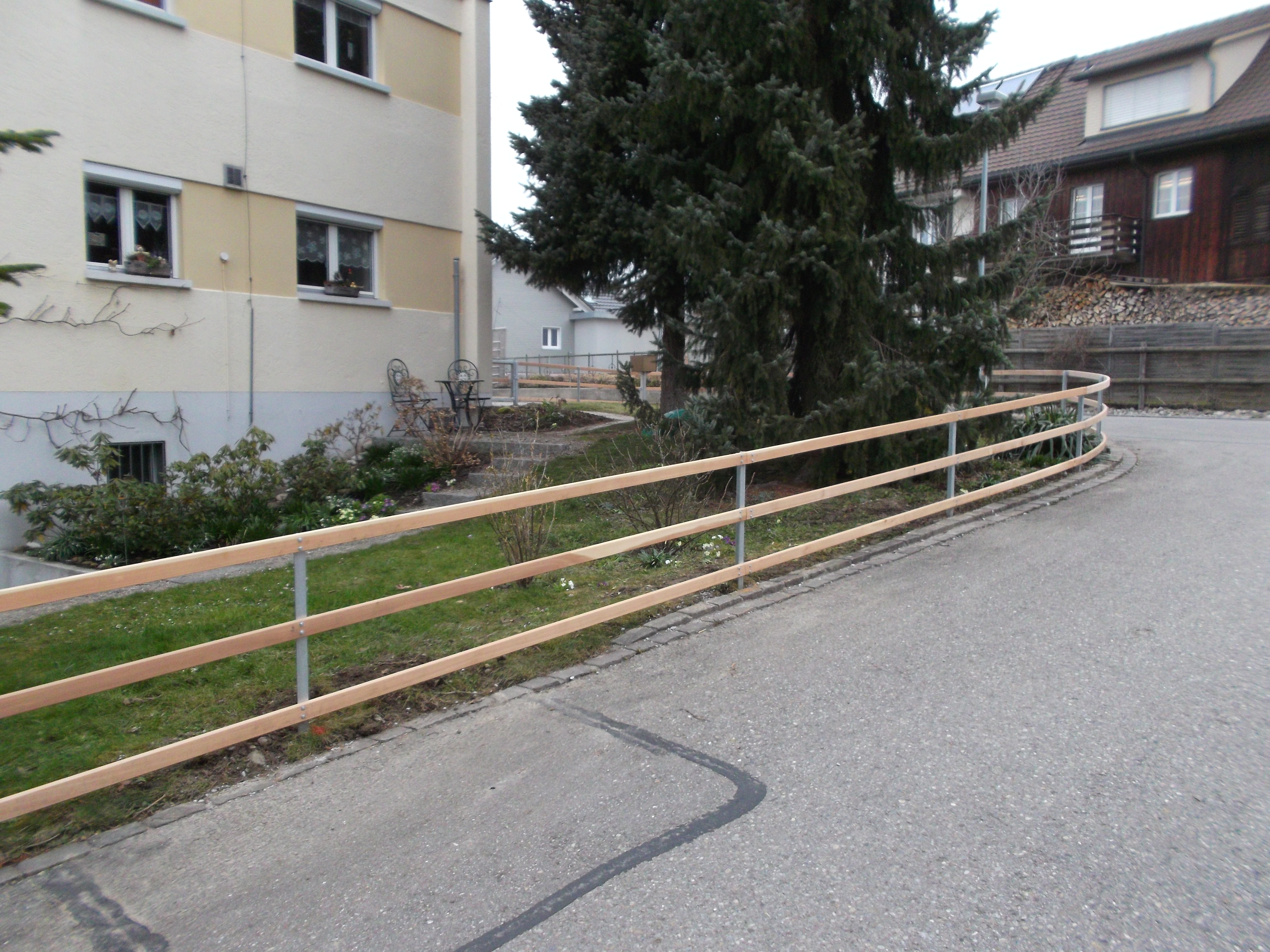 T-Stahlpfosten mit 3 Lärchenbrettern