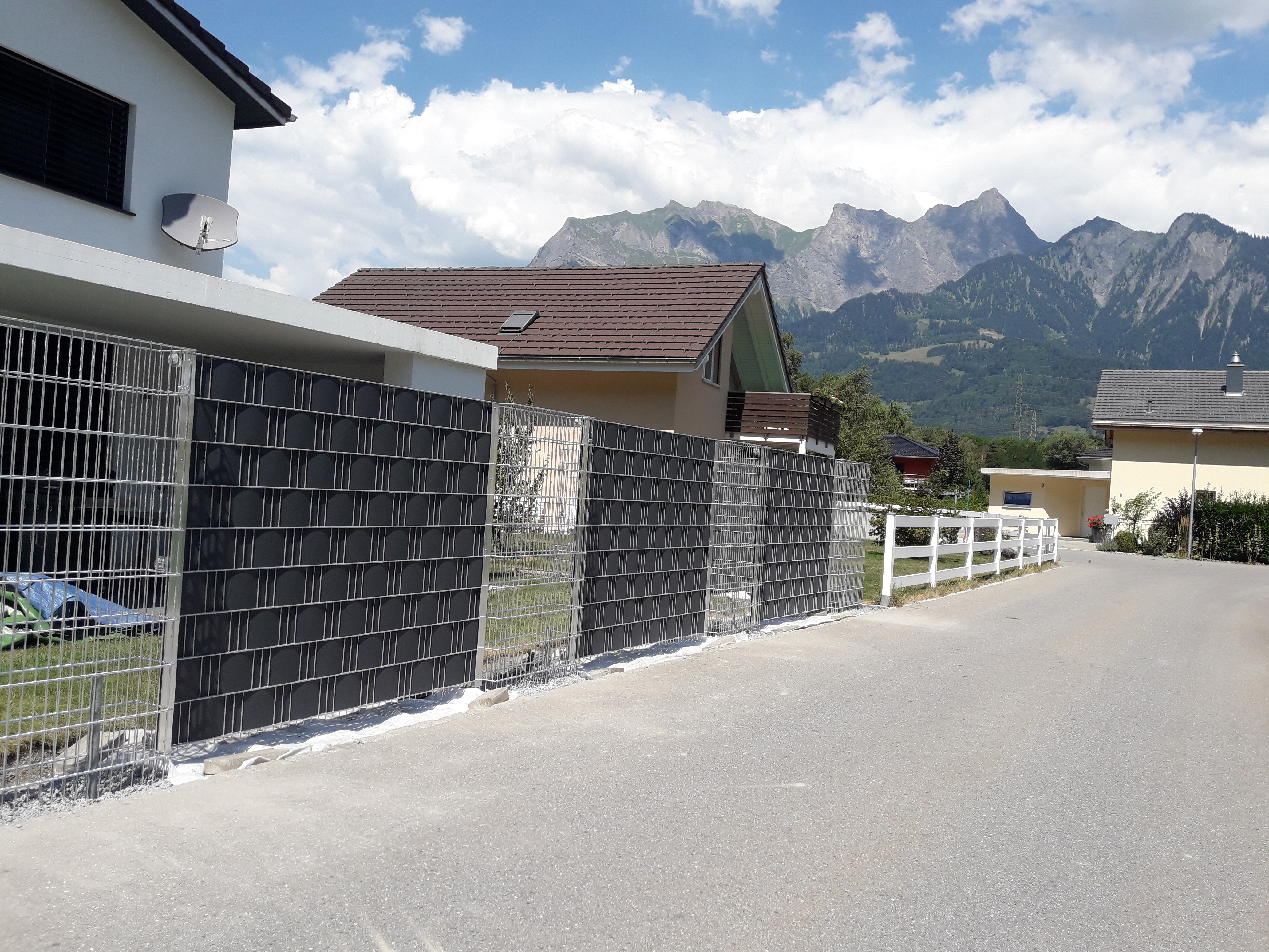 Gabionen mit Sichtschutzstreifen in