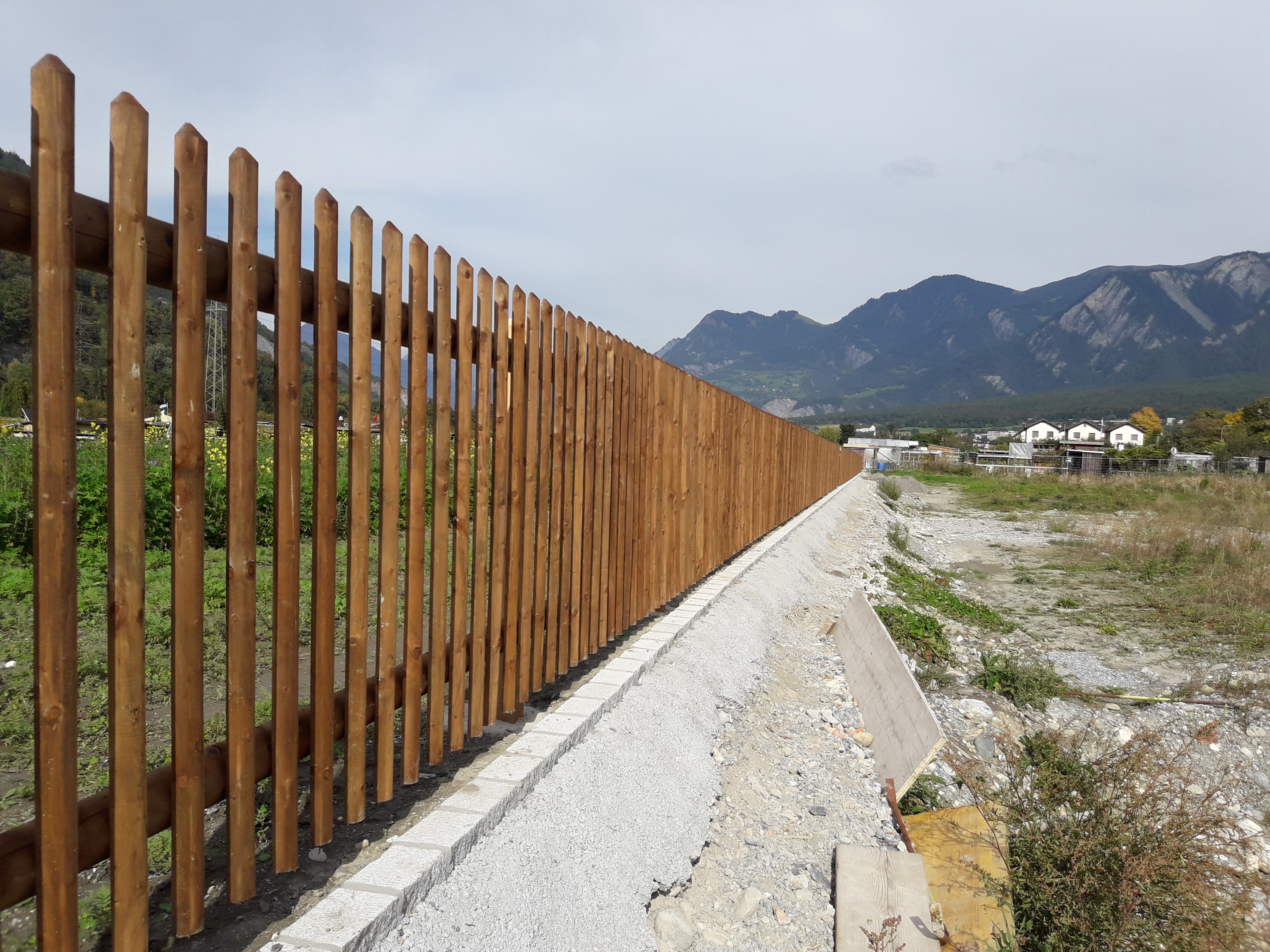 Palisadenzaun mit Akazienpfosten, re