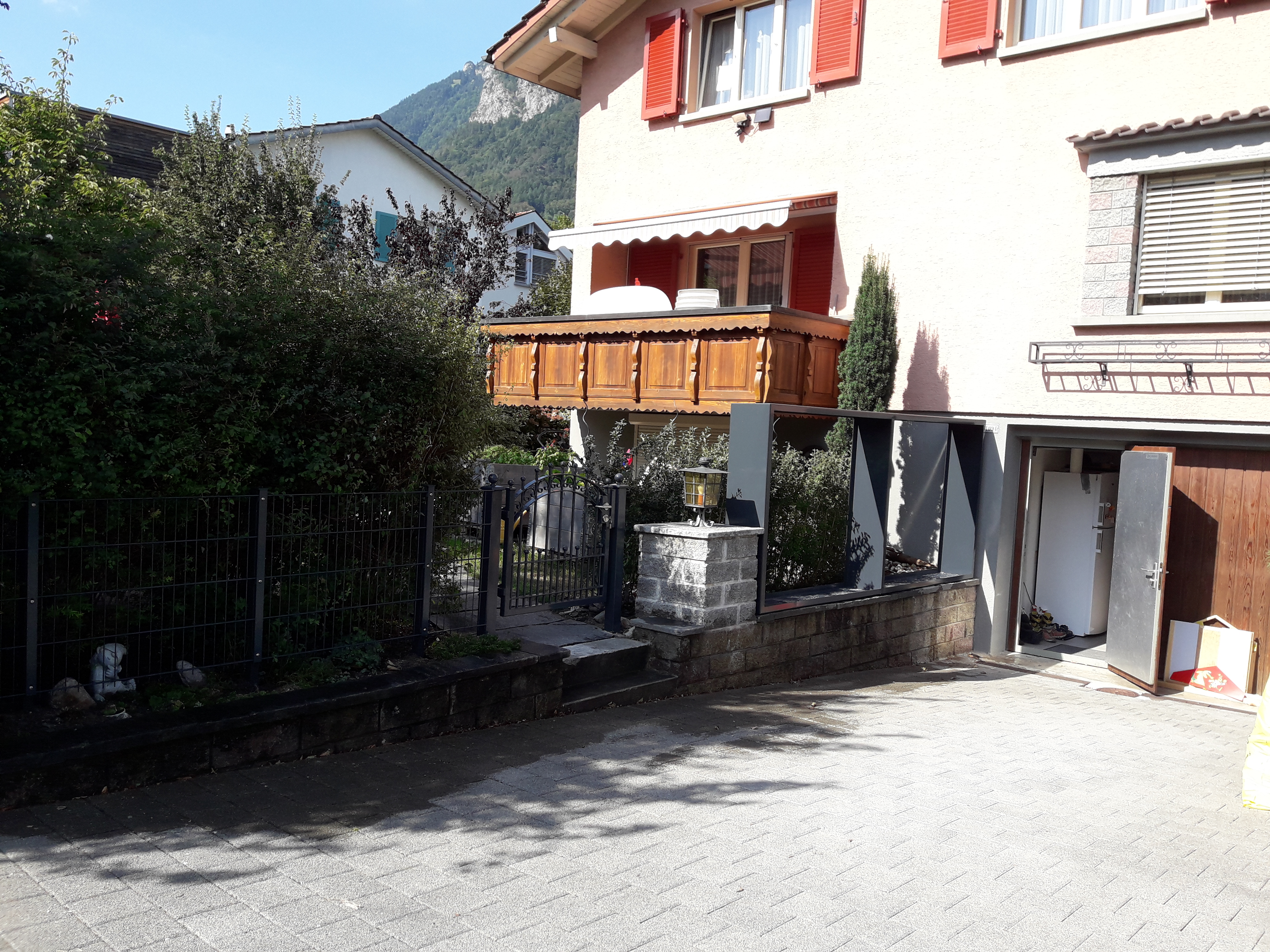 Schmucktor und Brennholzgestell (bei