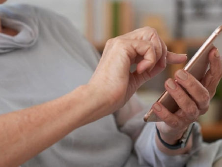 Lanzan un taller intensivo de uso de celulares para adultos mayores