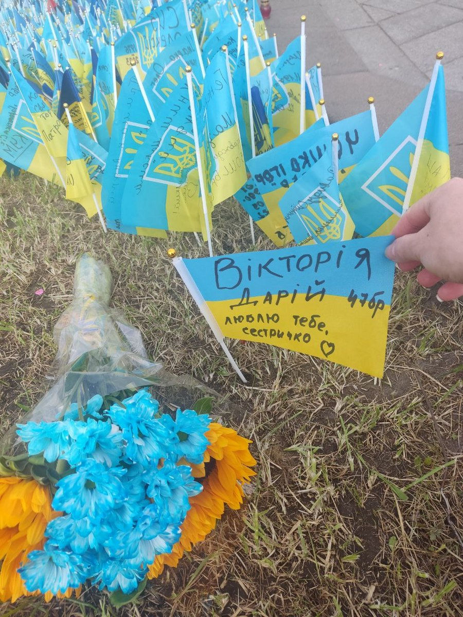 На імпровізованому меморіалі на Майдані Незалежності в Києві сестра поставила прапорець Вікторії Дарій. Фото з архіву Юлії Дарій.