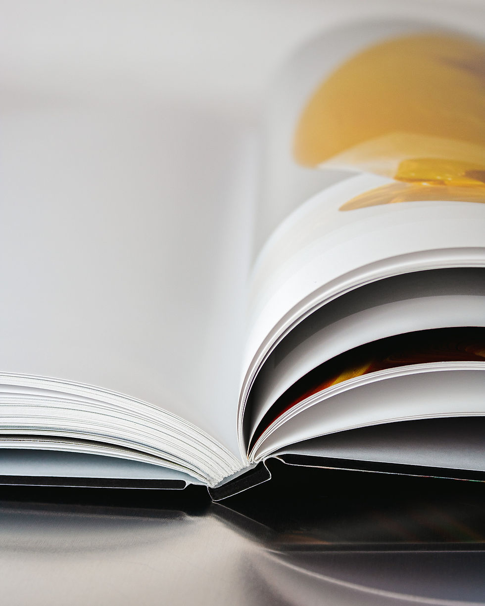 Libro d'arte con copertina rigida tagliata al vivo