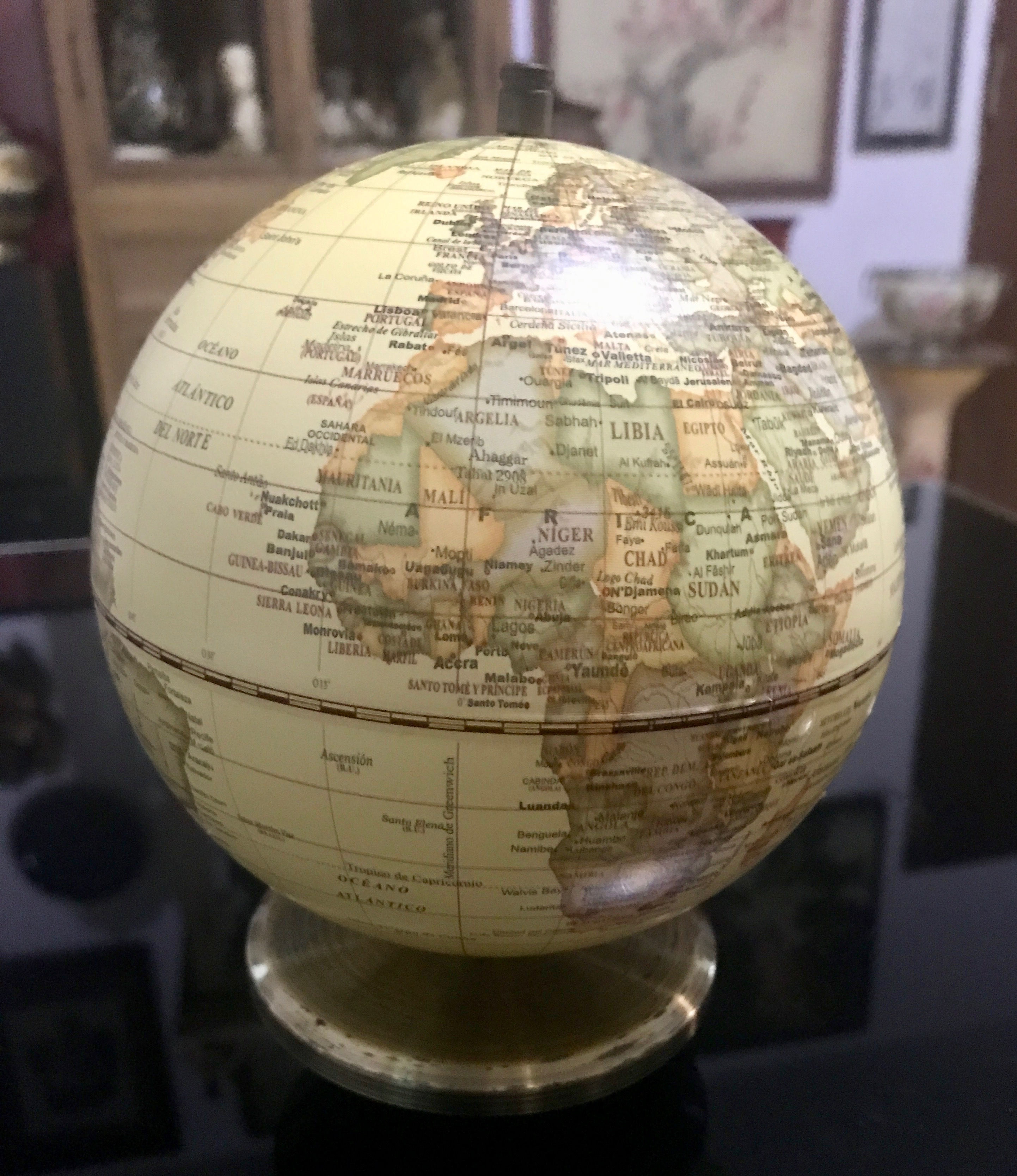 Mappamondo fermacarte sempre in piedi