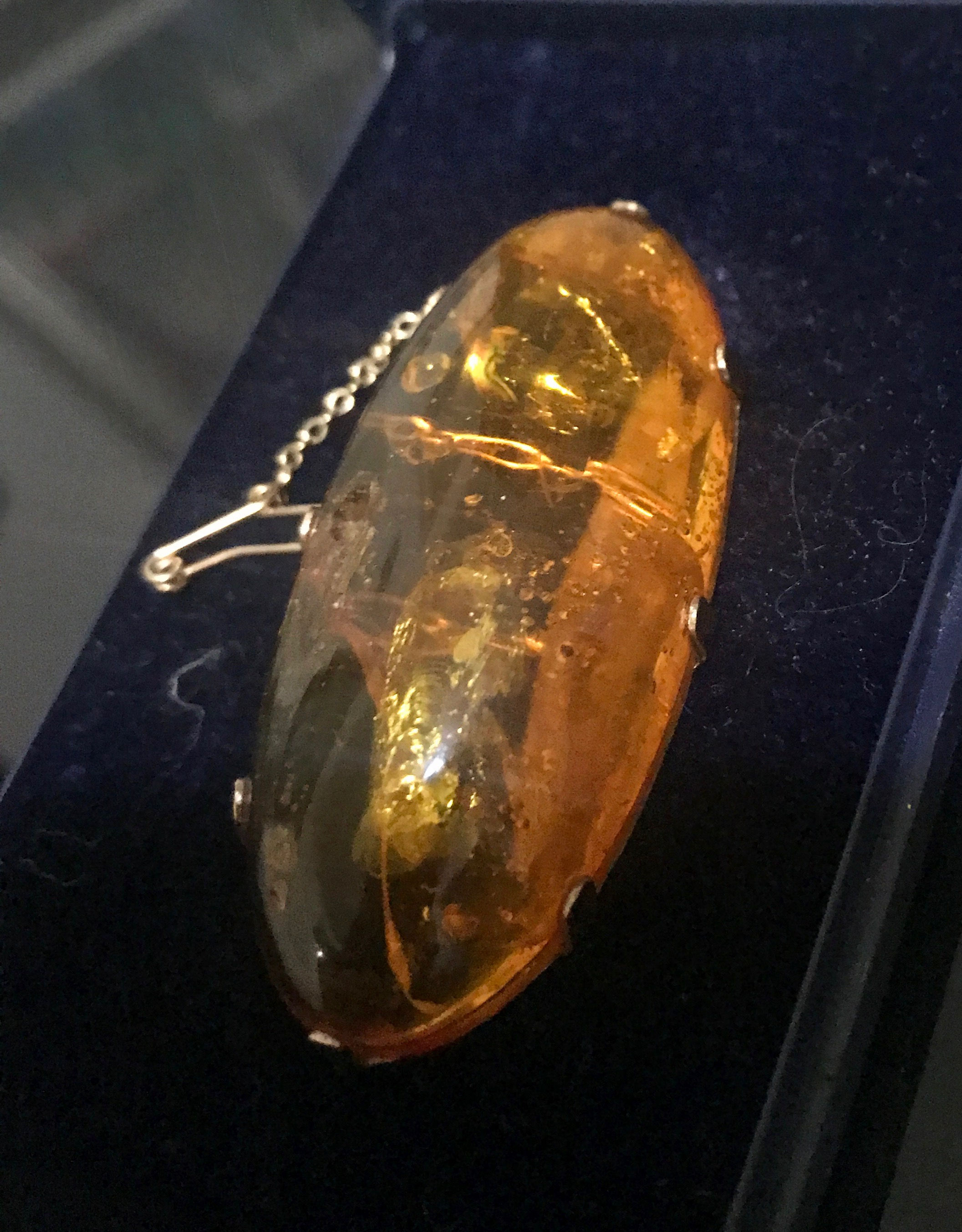 Antica Spilla Cabochon Ambra in oro 375