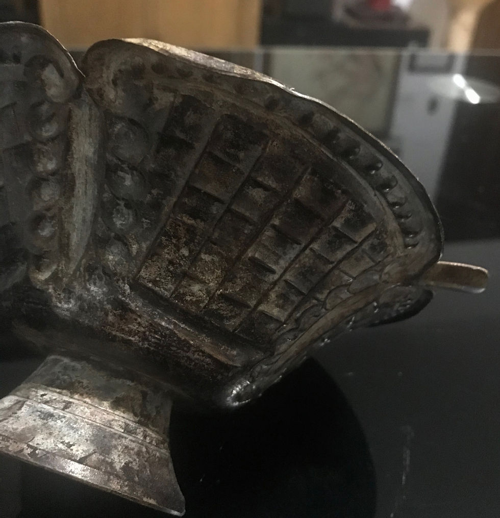 Miniatura: Antico posacenere in bronzo dorato