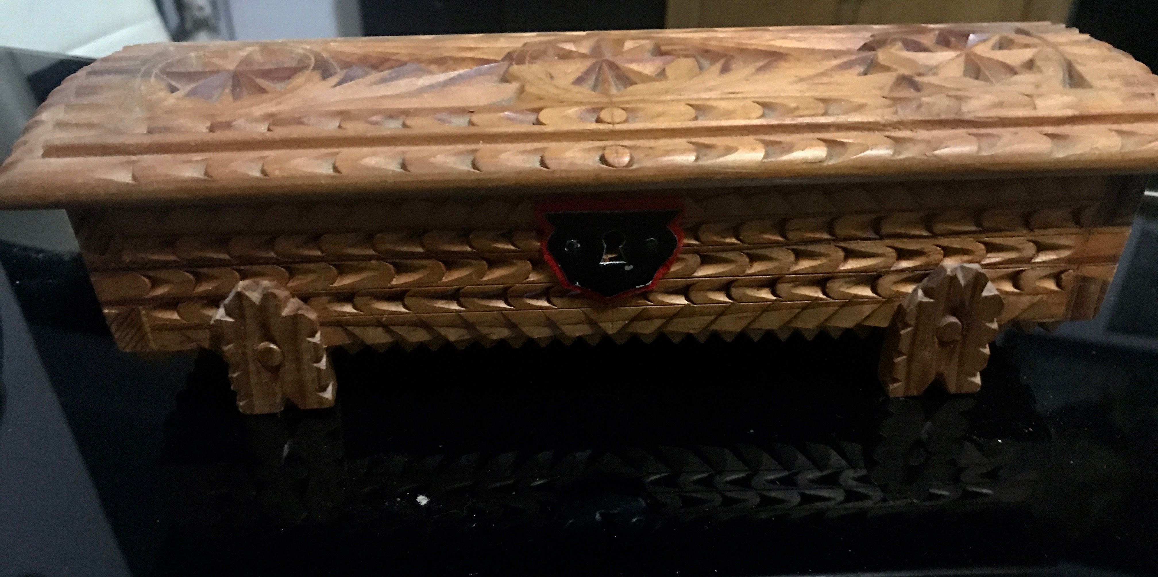 Bauletto rettangolare in legno scolpito