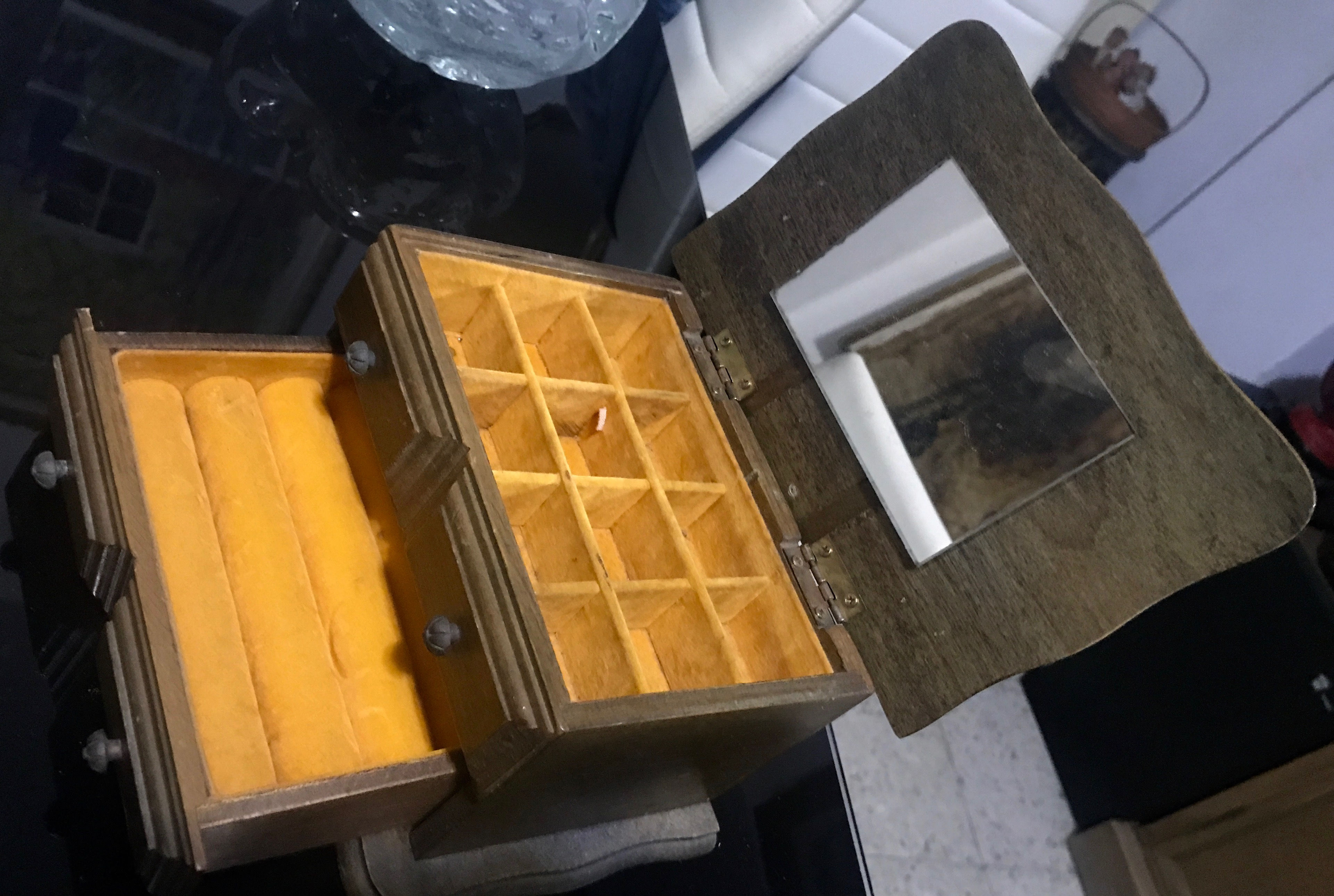 Porta anelli in legno con cassetto