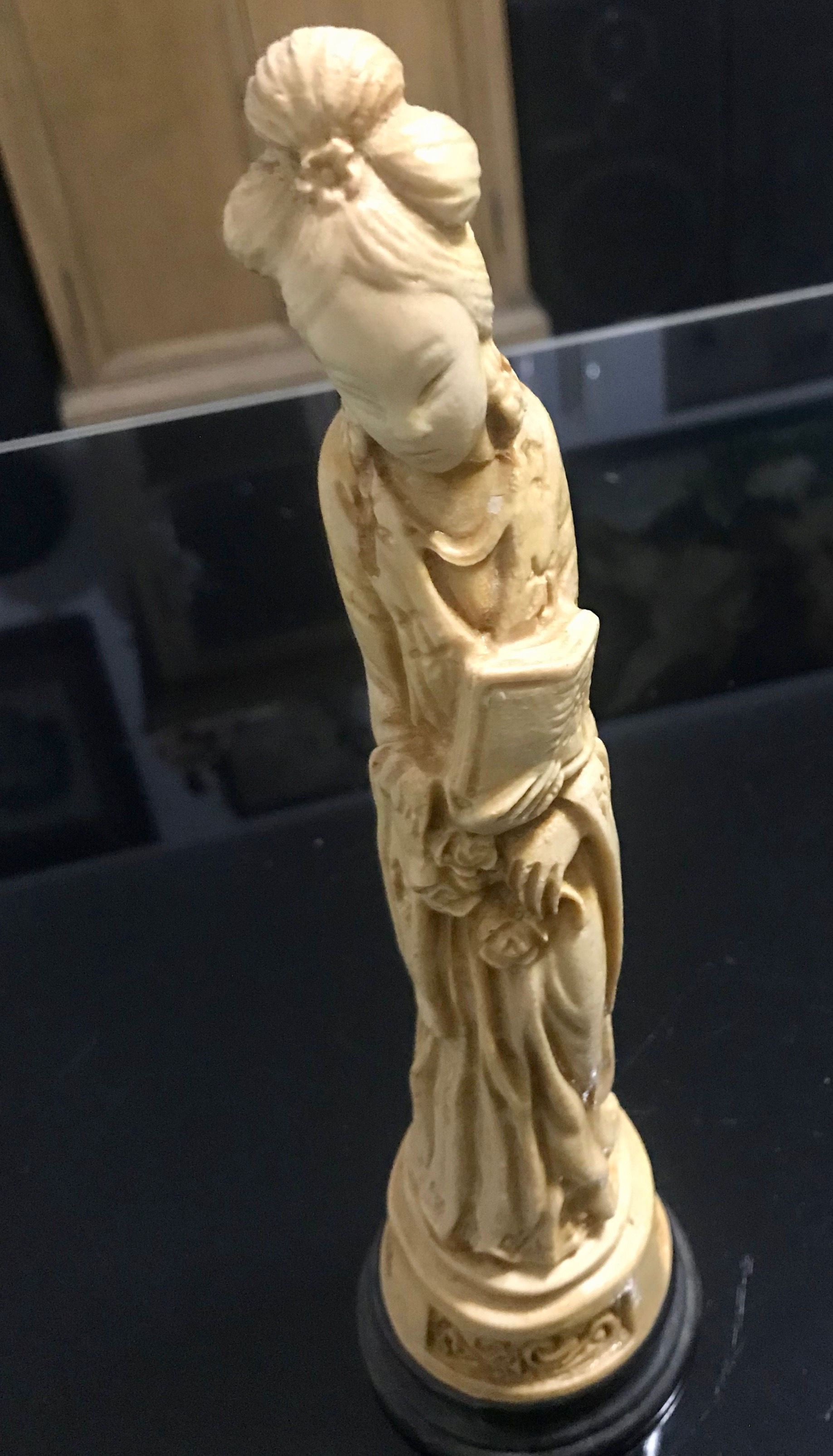 Scultura donna in pasta d'avorio