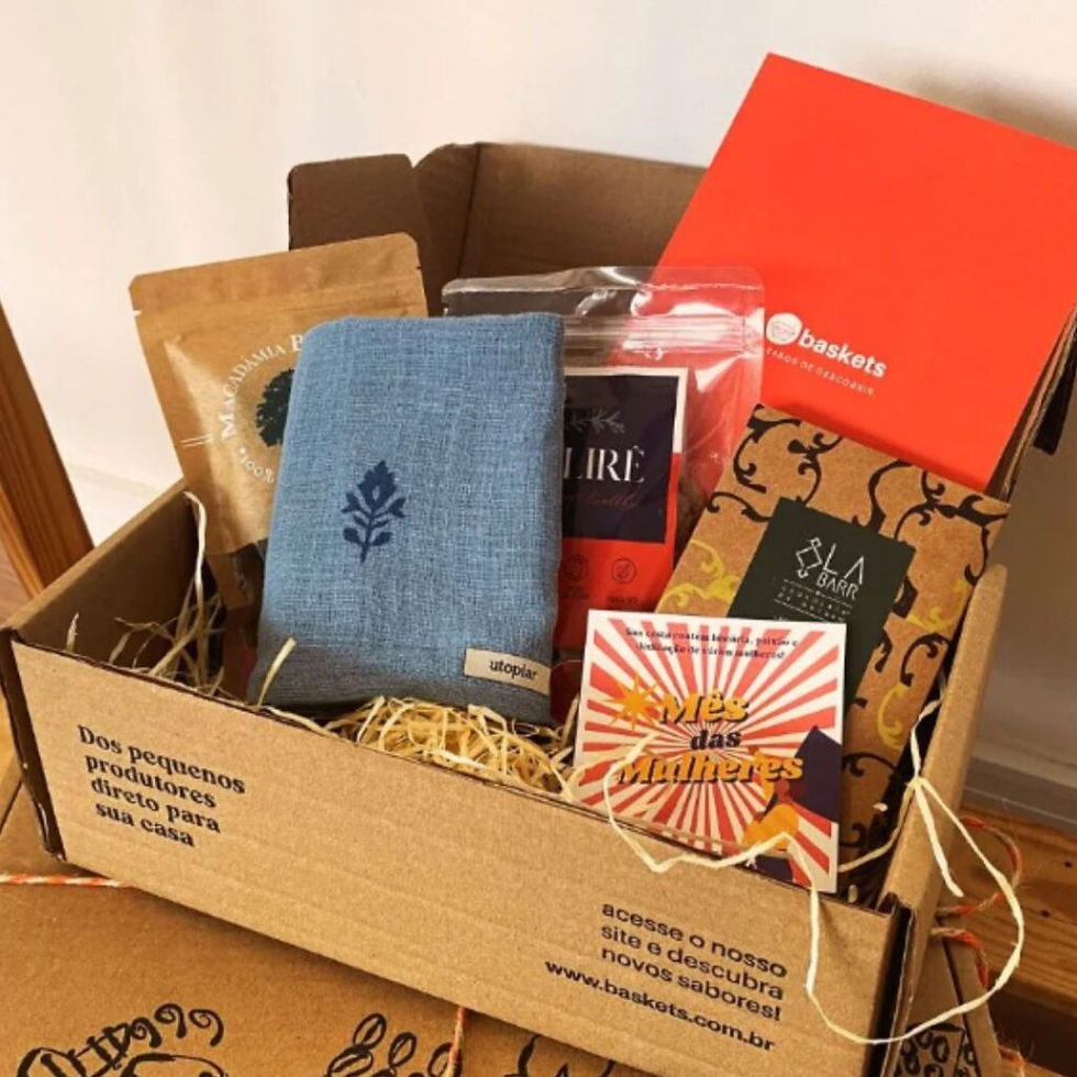 cesta quitutes, com produtos artesanais e pacote de lenços feito por mulheres da Change for good