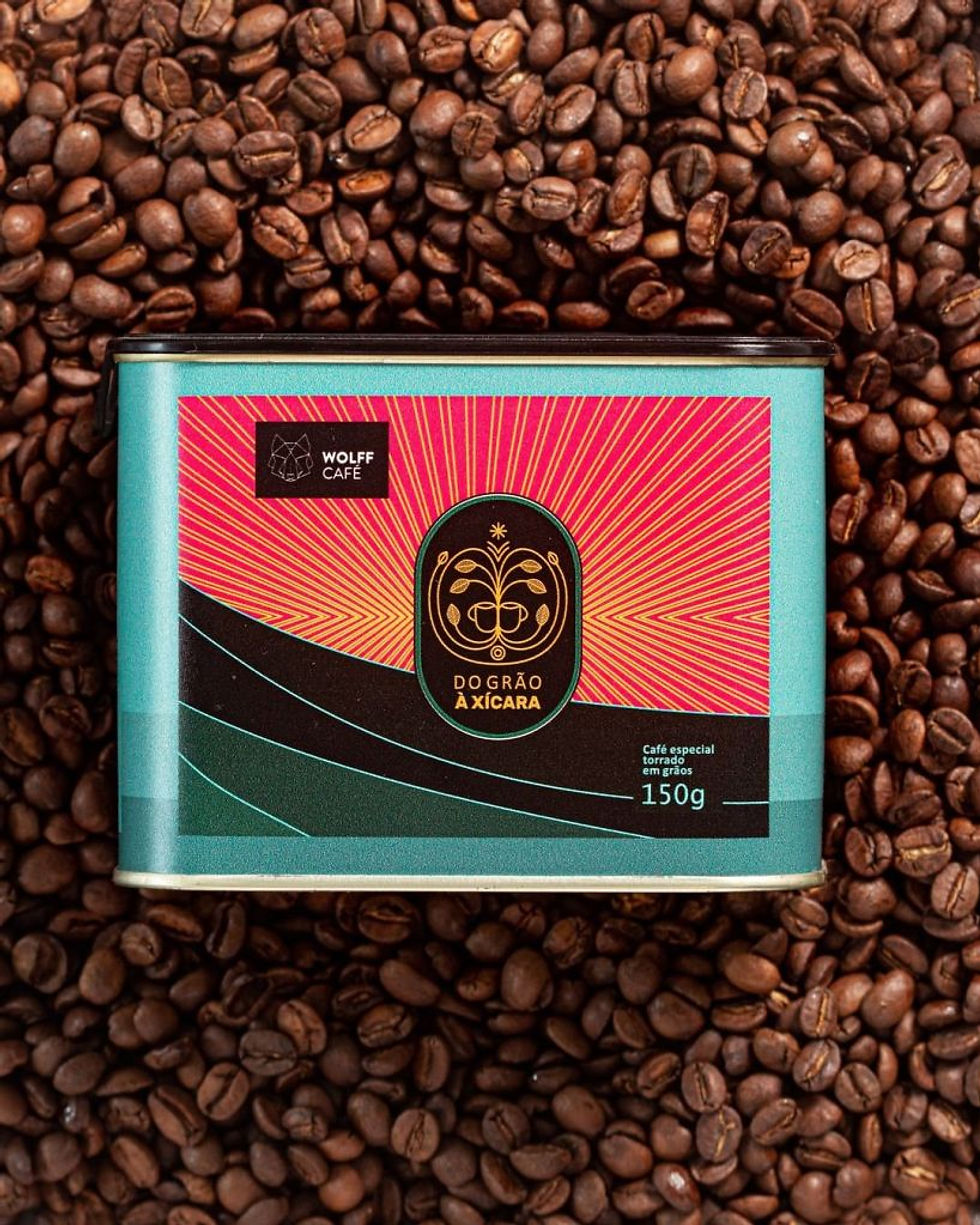 Imagem com café da Wolff Café em grãos com a embalagem em lata na frente. Sugestão para o Dia da Secretária