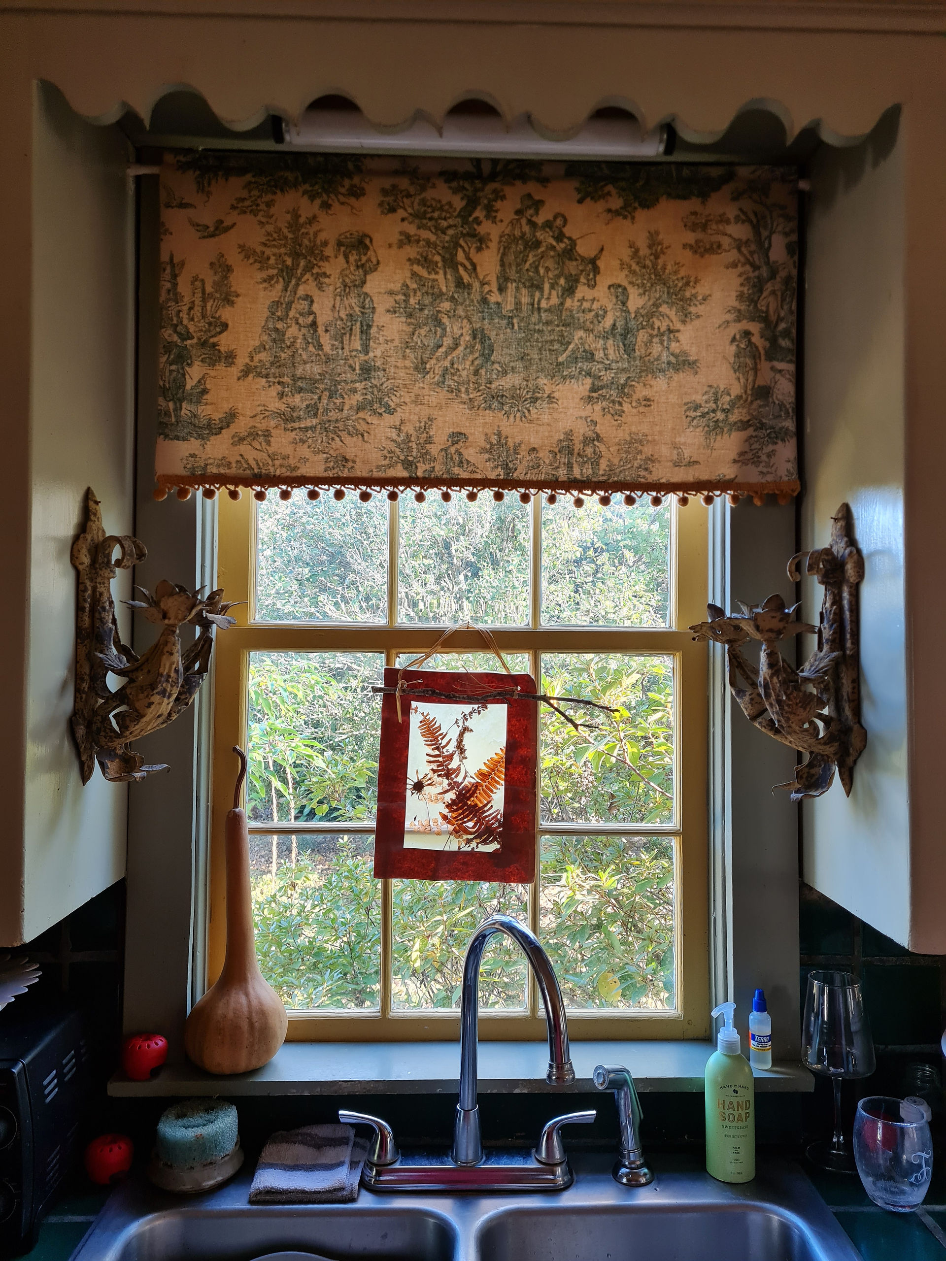 cozy kitchen window decor