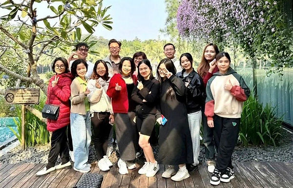Équipe Au Fil du Vietnam à Hanoï – agence de voyage partenaire Môi Đỏ Paris 13