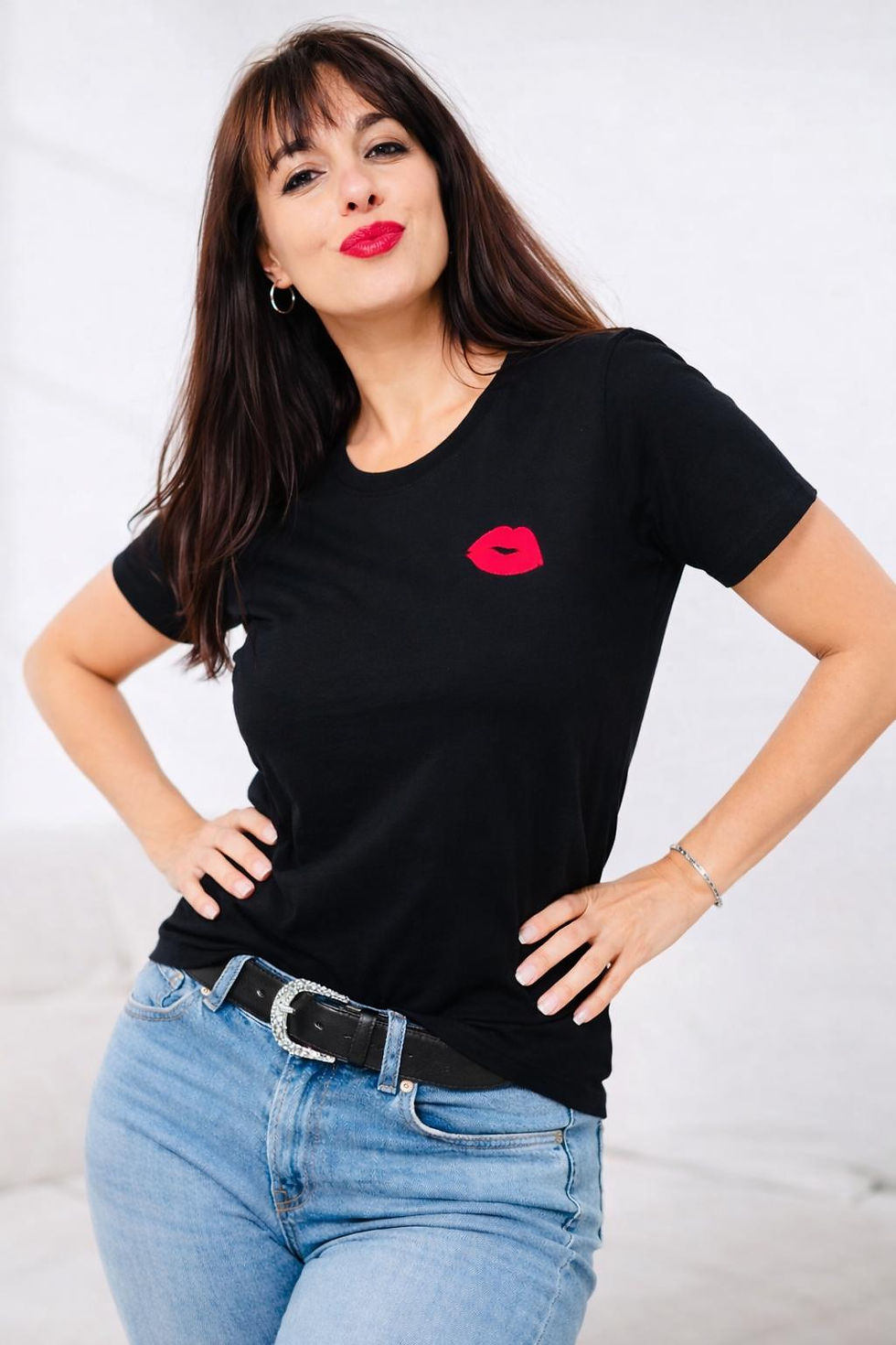 Miniature : T-shirt  NOIR Coupe Droite ajustée UNISEXE porté par Sophie en S