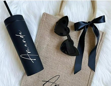 marce - bolso de mano y botella.jpg