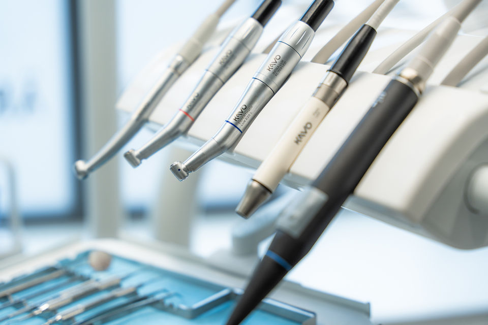 Zahnärztliche Instrumente von KaVo im Zahnärztehaus Zürich für präzise und moderne Zahnbehandlungen.