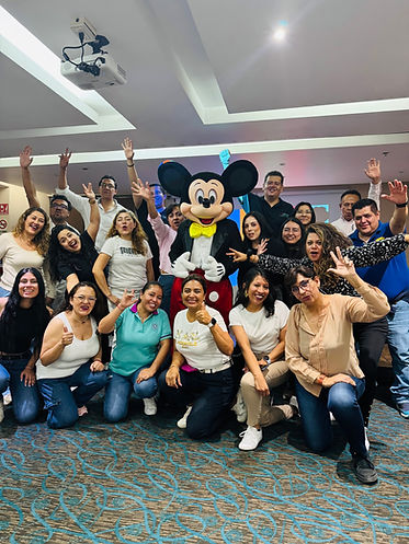 Aprende el método creativo de Walt Disney y aplícalo a tu empresa. Descubre cómo las fases de Soñador, Realista y Crítico pueden transformar tus ideas en resultados.