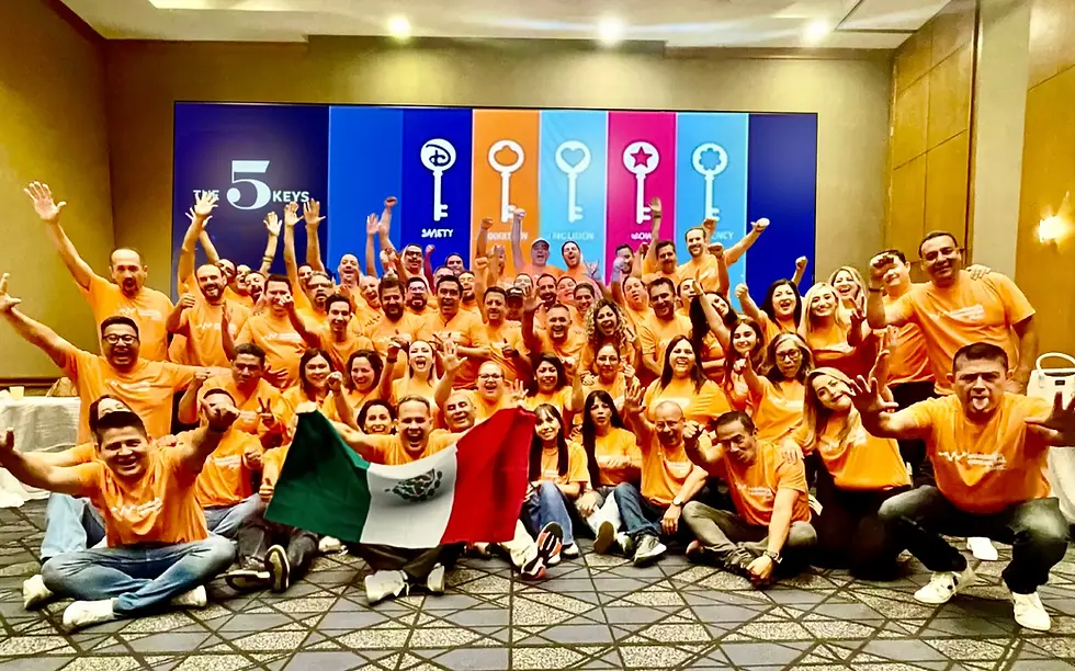 curso servicio al cliente modelo Disney capacitación empresarial Latinoamérica experiencia cliente equipo