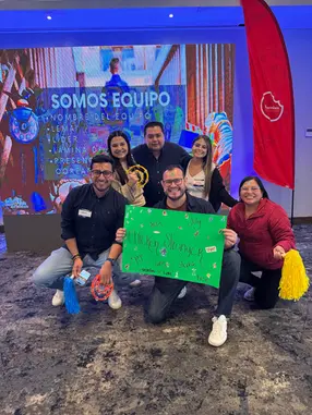 Sesión de capacitación con alta energía y participación de colaboradores